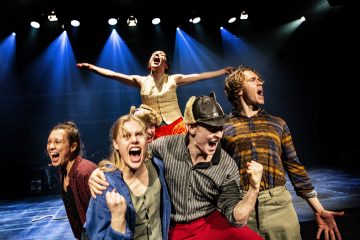 Helsingin Kaupunginteatteri – Jumala on kauneus – Taideyliopiston Teatterikorkeakoulu – Kuvassa Nana Saijets, Veera Anttila, Alexandra Oupornikova, Akseli Lehtinen, Julius Susimäki – Kuva Robert Seger