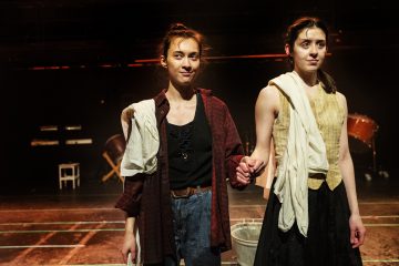 Helsingin Kaupunginteatteri – Jumala on kauneus – Taideyliopiston Teatterikorkeakoulu – Kuvassa Nana Saijets, Alexandra Oupornikova – Kuva Robert Seger