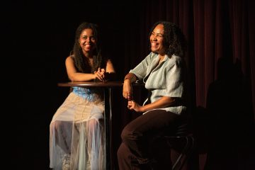 Helsingin Kaupunginteatteri – Nykyesityksen näyttämö – Helsingin Feministinen Salaseura: Kohtaamisia – Kuvassa Laura Eklund Nhaga ja Sophia Wekesa – Kuva Katri Naukkarinen