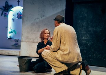 Helsingin Kaupunginteatteri – Lilla Teatern – Min fantastiska väninna – På bilden Sanna Majuri och Joachim Wigelius – Foto Ilkka Saastamoinen