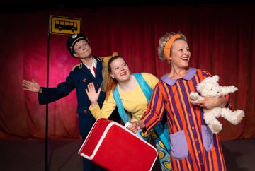 Helsingin Kaupunginteatteri – Mukavaa matkaa! – Kuvassa Leena Rapola, Annika Venäläinen ja Marjut Toivanen – Kuva Miika Storm