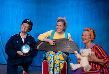 Helsingin Kaupunginteatteri – Mukavaa matkaa! – Kuvassa Leena Rapola, Annika Venäläinen ja Marjut Toivanen – Kuva Miika Storm