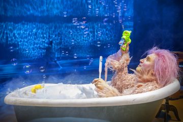 Helsingin Kaupunginteatteri – Ystäväni pelikaani – Kuvassa Ylermi Rajamaa – Kuva Otto-Ville Väätäinen