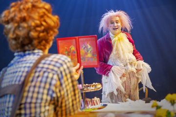 Helsingin Kaupunginteatteri – Ystäväni pelikaani – Kuvassa Elias Salonen ja Ylermi Rajamaa – Kuva Otto-Ville Väätäinen