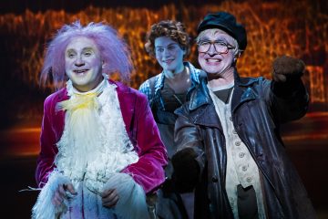 Helsingin Kaupunginteatteri – Ystäväni pelikaani – Kuvassa Ylermi Rajamaa, Elias Salonen ja Juha Jokela – Kuva Otto-Ville Väätäinen