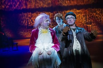 Helsingin Kaupunginteatteri – Ystäväni pelikaani – Kuvassa Ylermi Rajamaa, Elias Salonen ja Juha Jokela – Kuva Otto-Ville Väätäinen