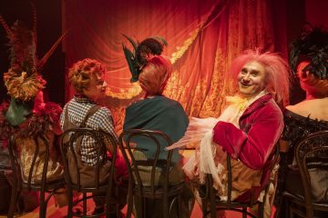 Helsingin Kaupunginteatteri – Ystäväni pelikaani – Kuvassa Sari Haapamäki, Elias Salonen, Marjut Toivanen ja Ylermi Rajamaa – Kuva Otto-Ville Väätäinen