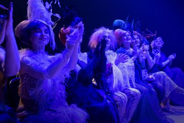 Helsingin Kaupunginteatteri – Ystäväni pelikaani – Kuvassa Sanna Majuri, Kaisa Tokkel, Ylermi Rajamaa, Marjut Toivanen, Elias Salonen, Aino Seppo ja Sari Haapamäki – Kuva Otto-Ville Väätäinen