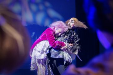 Helsingin Kaupunginteatteri – Ystäväni pelikaani – Kuvassa Ylermi Rajamaa ja Unto Nuora – Kuva Otto-Ville Väätäinen