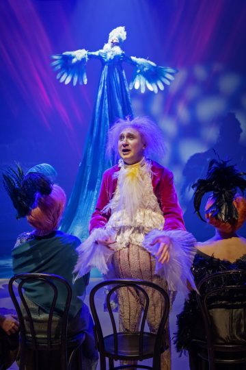 Helsingin Kaupunginteatteri – Ystäväni pelikaani – Kuvassa Marjut Toivanen, Ylermi Rajamaa, Kaisa Torkkel takana Kari Mattila – Kuva Otto-Ville Väätäinen