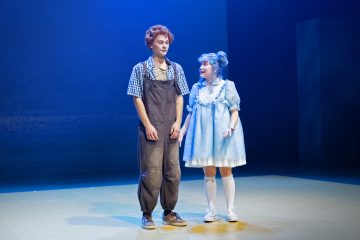 Helsingin Kaupunginteatteri – Ystäväni pelikaani – Kuvassa Elias Salonen ja Inkeri Hyvönen – Kuva Otto-Ville Väätäinen