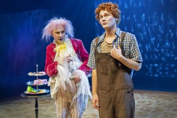 Helsingin Kaupunginteatteri – Ystäväni pelikaani – Kuvassa Ylermi Rajamaa ja Elias Salonen – Kuva Otto-Ville Väätäinen