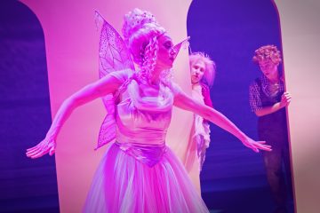 Helsingin Kaupunginteatteri – Ystäväni pelikaani – Kuvassa Sofia Hilli, Ylermi Rajamaa ja Elias Salonen – Kuva Otto-Ville Väätäinen