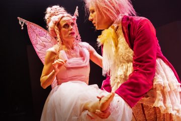 Helsingin Kaupunginteatteri – Ystäväni pelikaani – Kuvassa Sofia Hilli ja Ylermi Rajamaa – Kuva Otto-Ville Väätäinen