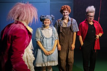 Helsingin Kaupunginteatteri – Ystäväni pelikaani – Kuvassa Ylermi Rajamaa, Inkeri Hyvönen, Elias Salonen ja Pertti Koivula – Kuva Otto-Ville Väätäinen