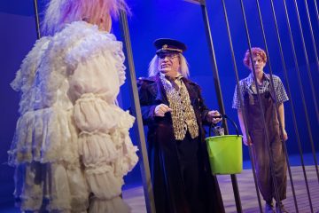 Helsingin Kaupunginteatteri – Ystäväni pelikaani – Kuvassa Ylermi Rajamaa, Elias Salonen ja Pertti Koivula – Kuva Otto-Ville Väätäinen