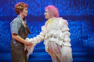 Helsingin Kaupunginteatteri – Ystäväni pelikaani – Kuvassa Elias Salonen ja Ylermi Rajamaa – Kuva Otto-Ville Väätäinen