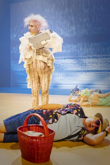 Helsingin Kaupunginteatteri – Ystäväni pelikaani – Kuvassa Pertti Koivula ja Ylermi Rajamaa – Kuva Otto-Ville Väätäinen