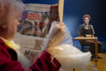 Helsingin Kaupunginteatteri – Ystäväni pelikaani – Kuvassa Ylermi Rajamaa ja Elias Salonen – Kuva Otto-Ville Väätäinen