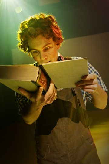 Helsingin Kaupunginteatteri – Ystäväni pelikaani – Kuvassa Elias Salonen – Kuva Otto-Ville Väätäinen