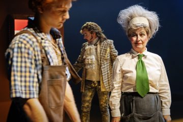 Helsingin Kaupunginteatteri – Ystäväni pelikaani – Kuvassa Elias Salonen, Kari Mattila ja Marjut Toivanen – Kuva Otto-Ville Väätäinen