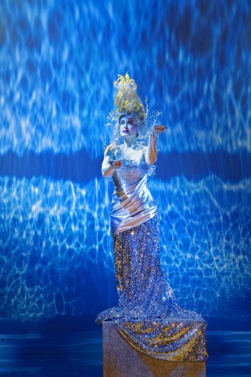 Helsingin Kaupunginteatteri – Ystäväni pelikaani – Kuvassa Sofia Hilli – Kuva Otto-Ville Väätäinen