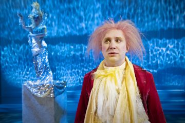 Helsingin Kaupunginteatteri – Ystäväni pelikaani – Kuvassa Ylermi Rajamaa ja Sofia Hilli – Kuva Otto-Ville Väätäinen