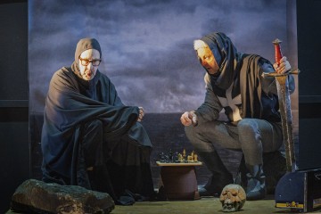 Helsingin Kaupunginteatteri – Fanny ja Alexander – Kuvassa Pekka Huotari ja Rauno Ahonen – Kuva Otto-Ville Väätäinen