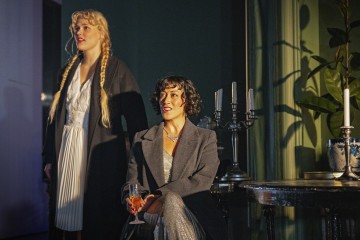 Helsingin Kaupunginteatteri – Fanny ja Alexander – Kuvassa Veera Anttila ja Raili Raitala – Kuva Otto-Ville Väätäinen