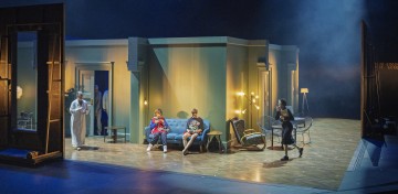 Helsingin Kaupunginteatteri – Fanny ja Alexander – Kuvassa Helena Haaranen, Elena Leeve, Olavi Uusivirta ja Leena Rapola – Kuva Otto-Ville Väätäinen