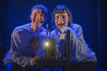 Helsingin Kaupunginteatteri – Fanny ja Alexander – Kuvassa Olavi Uusivirta ja Elena Leeve – Kuva Otto-Ville Väätäinen