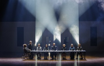 Helsingin Kaupunginteatteri – Fanny ja Alexander – Kuvassa Veera Anttila, Leena Rapola,  Olavi Uusivirta, Aino Seppo, Eero Aho, Anna-Maija Tuokko, Helena Haaranen ja Elena Leeve – Kuva Otto-Ville Väätäinen