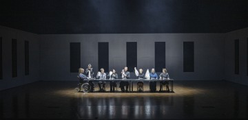 Helsingin Kaupunginteatteri – Fanny ja Alexander – Kuvassa Veera Anttila, Leena Rapola, Olavi Uusivirta, Aino Seppo, Eero Aho, Anna-Maija Tuokko, Helena Haaranen ja Elena Leeve – Kuva Otto-Ville Väätäinen