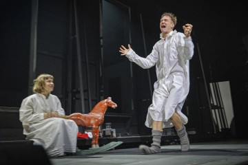 Helsingin Kaupunginteatteri – Fanny ja Alexander – Kuvassa Elena Leeve ja Olavi Uusivirta – Kuva Otto-Ville Väätäinen