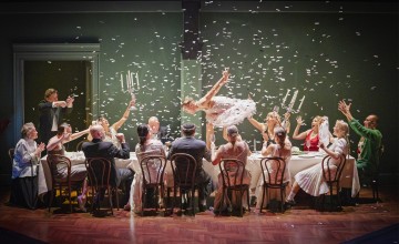 Helsingin Kaupunginteatteri – Fanny ja Alexander – Kuvassa Rea Mauranen, Santeri Kinnunen, Emmi Pesonen, Rauno Ahonen, Raili Raitala, Rauno Ahonen, Aino Seppo, Jari Pehkonen, Jouko Klemettilä, Olavi Uusivirta, Helena Haaranen, Sanna-June Hyde, Leena Rapola, Anna-Maija Tuokko, Veera Anttila ja Pekka Huotari – Kuva Otto-Ville Väätäinen