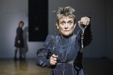 Helsingin Kaupunginteatteri – Fanny ja Alexander – Kuvassa Leena Rapola – Kuva Otto-Ville Väätäinen