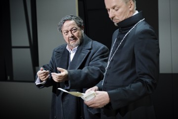 Helsingin Kaupunginteatteri – Fanny ja Alexander – Kuvassa Jouko Klemettilä ja Eero Aho– Kuva Otto-Ville Väätäinen