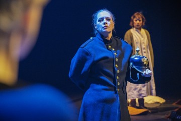 Helsingin Kaupunginteatteri – Fanny ja Alexander – Kuvassa Helena Haaranen – Kuva Otto-Ville Väätäinen