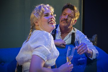 Helsingin Kaupunginteatteri – Fanny ja Alexander – Kuvassa Santeri Kinnunen ja Veera Anttila – Kuva Otto-Ville Väätäinen