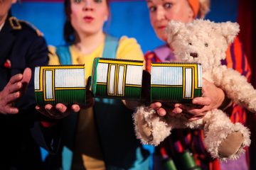 Helsingin Kaupunginteatteri – Mukavaa matkaa! – Kuvassa Eija Vilpas, Annika Venäläinen ja Marjut Toivanen – Kuva Henriikka Koskenniemi