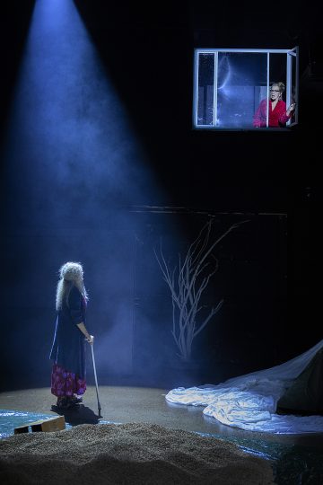 Helsingin Kaupunginteatteri – Vaarallisia suhteita – Kuvassa Riitta Havukainen ja Merja Larivaara – Kuva Harri Hinkka