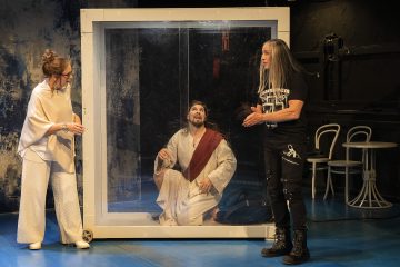 Helsingin Kaupunginteatteri – Vaarallisia suhteita – Kuvassa Merja Larivaara, Mikko Virtanen ja Juha Jokela – Kuva Harri Hinkka