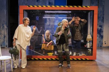 Helsingin Kaupunginteatteri – Vaarallisia suhteita – Kuvassa Merja Larivaara, Riitta Havukainen, Eija Vilpas ja Pertti Koivula – Kuva Harri Hinkka