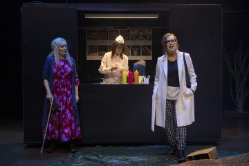 Helsingin Kaupunginteatteri – Vaarallisia suhteita – Kuvassa Riitta Havukainen, Eija Vilpas ja Merja Larivaara – Kuva Harri Hinkka