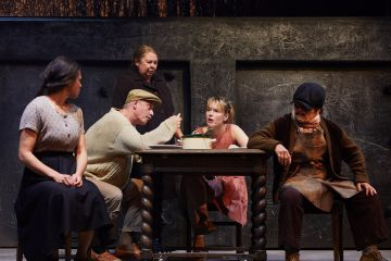 Helsingin Kaupunginteatteri – Lilla Teatern – Min fantastiska väninna – På bilden Cecilia Paul, Rasmus Slätis, Pia Runnakko, Pia Andersson och Ursula Salo– Foto Ilkka Saastamoinen