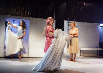 Helsingin Kaupunginteatteri – Lilla Teatern – Min fantastiska väninna – På bilden Cecilia Paul, Lumi Aunio och Pia Andersson – Foto Ilkka Saastamoinen