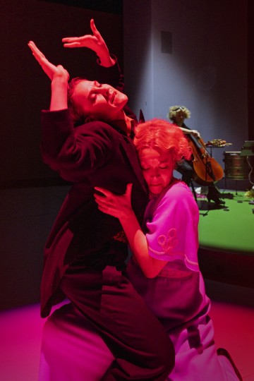 Helsingin Kaupunginteatteri – Asmodeus – Kuvassa Vappu Nalbantoglu ja Inka Tiitinen – Kuva Otto-Ville Väätäinen