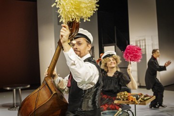 Helsingin Kaupunginteatteri – Asmodeus – Kuvassa Ville Herrala, Pia Komsi ja Vappu Nalbantoglu – Kuva Otto-Ville Väätäinen