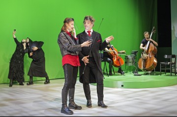 Helsingin Kaupunginteatteri – Asmodeus – Kuvassa edessä Vappu Nalbantoglu ja Unto Nuora, takana Sari Haapamäki, Mikko Virtanen, Pia Komsi ja Ville Herrala – Kuva Otto-Ville Väätäinen