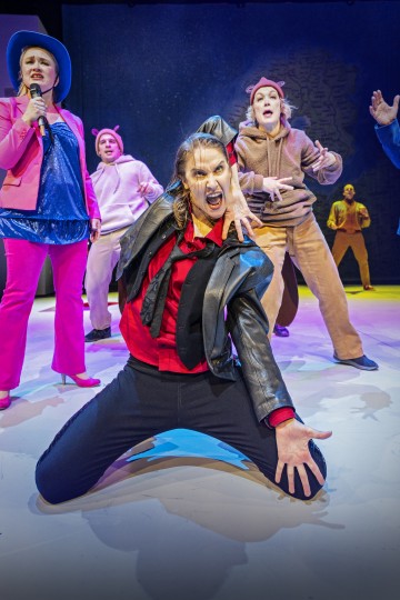 Helsingin Kaupunginteatteri – Asmodeus – Kuvassa Sari Haapamäki, Mikko Virtanen, Vappu Nalbantoglu, Inka Tiitinen – Kuva Otto-Ville Väätäinen